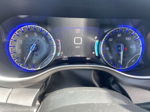 Used 2023 Chrysler Pacifica Touring-L FWD image 13