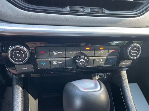 Used 2024 Jeep Compass Limited w/ Sun and Sound Group AWD/4WD image 28