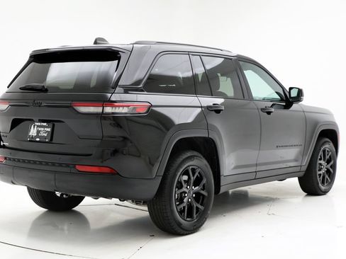 Used 2025 Jeep Grand Cherokee Altitude AWD/4WD image 8