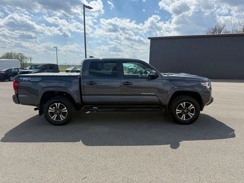 Used 2019 Toyota Tacoma TRD Sport AWD/4WD image 5