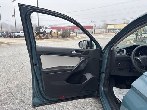Used 2021 Volkswagen Tiguan SE image 10