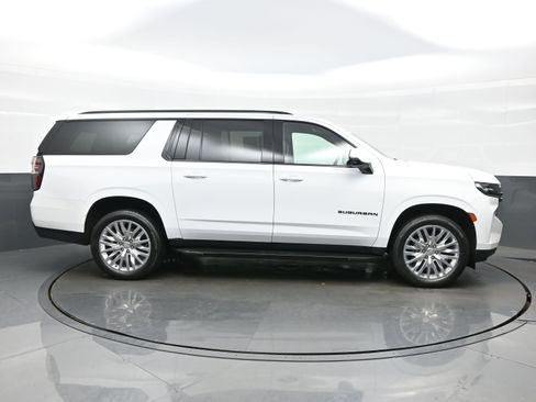 Used 2023 Chevrolet Suburban RST w/ Luxury Package image 7