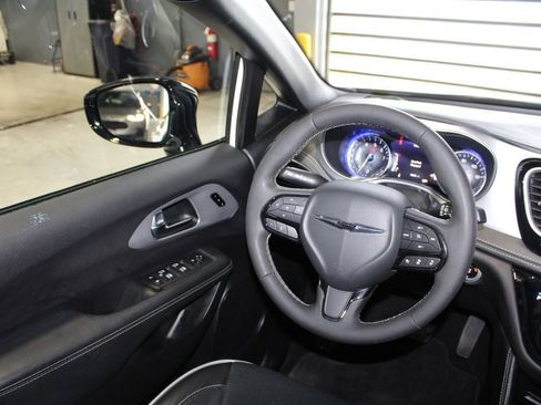Used 2025 Chrysler Pacifica Limited FWD image 21