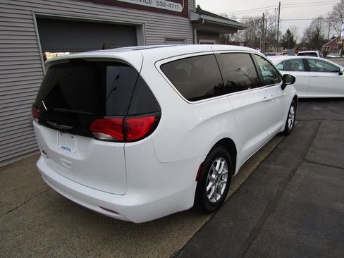 Used 2022 Chrysler Voyager LX image 3