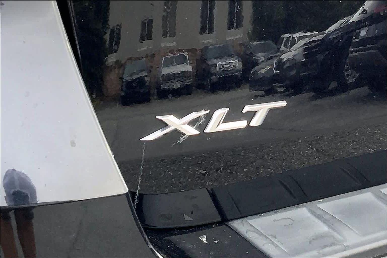 Used 2024 Ford Explorer XLT w/ Equipment Group 202A RWD image 28