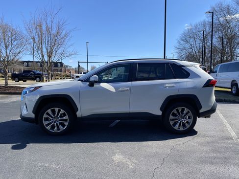 Used 2022 Toyota RAV4 XLE Premium image 6