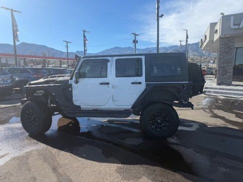 Used 2015 Jeep Wrangler Unlimited Rubicon w/ Connectivity Group AWD/4WD image 4