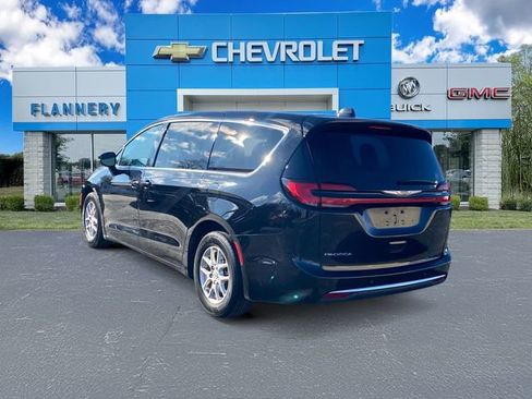Used 2024 Chrysler Pacifica Touring-L FWD image 3