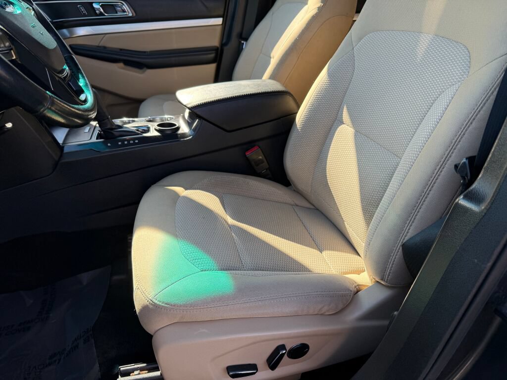 Used 2017 Ford Explorer XLT FWD image 9