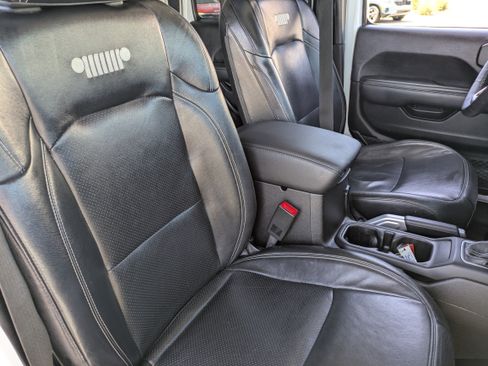Used 2018 Jeep Wrangler Unlimited Sahara AWD/4WD image 11