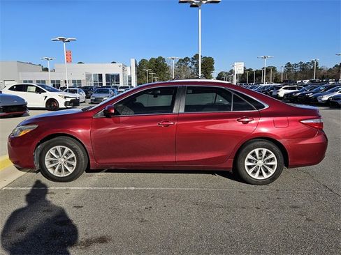Used 2017 Toyota Camry LE image 4