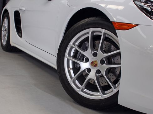 Used 2021 Porsche 718 Boxster w/ Premium Package RWD image 35