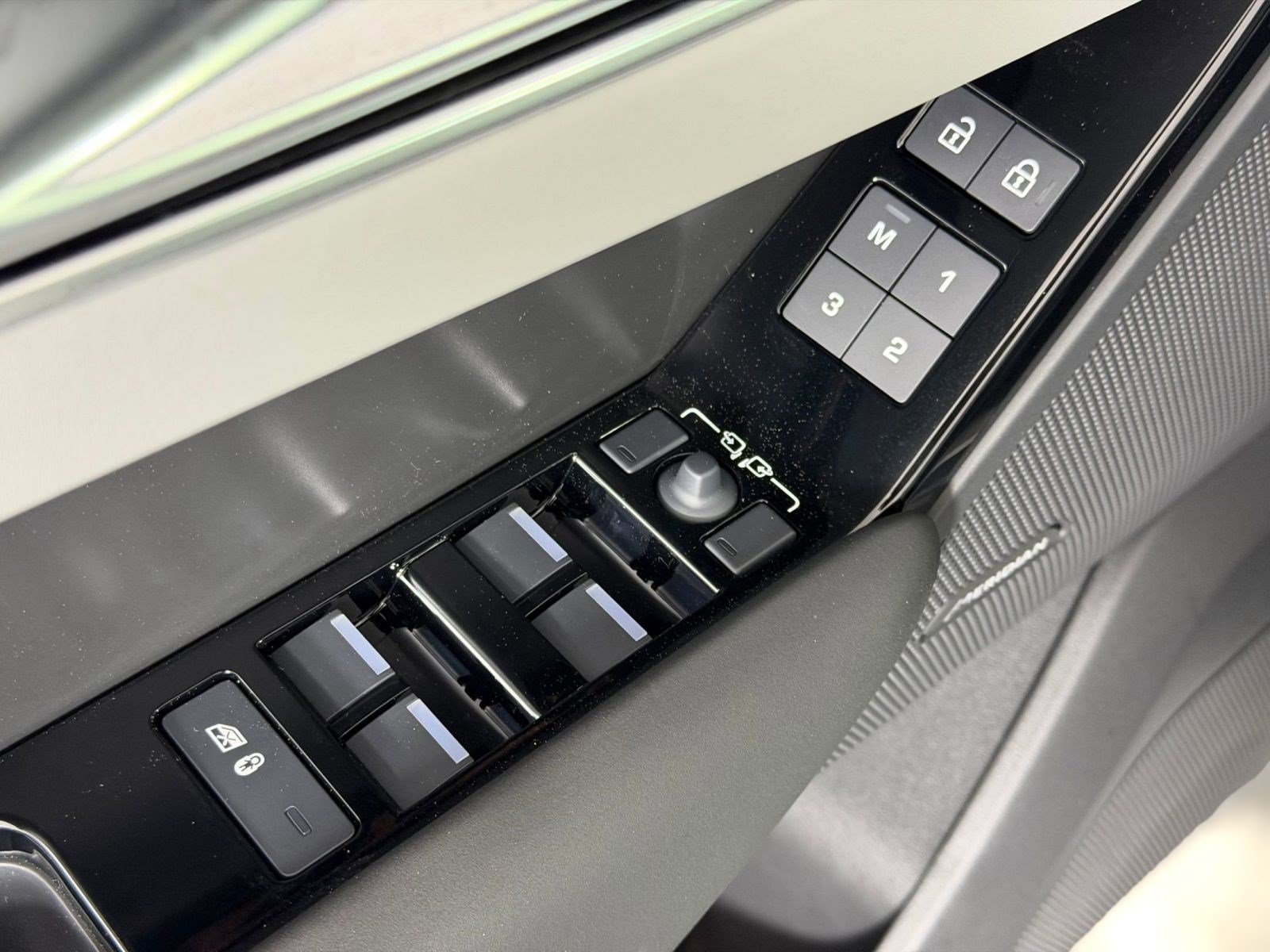 Used 2026 Land Rover Range Rover Velar S AWD/4WD image 22