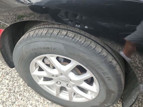 Used 2024 Chrysler Pacifica Touring-L FWD image 3