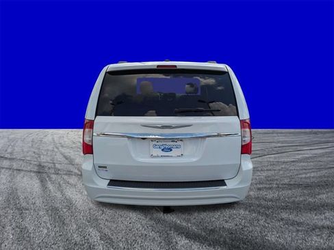 Used 2016 Chrysler Town & Country Touring FWD image 5