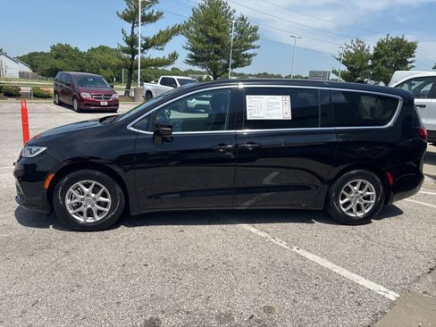 Used 2024 Chrysler Pacifica Touring-L FWD image 17