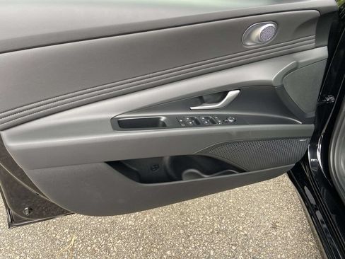 Used 2025 Hyundai Elantra Limited FWD image 12