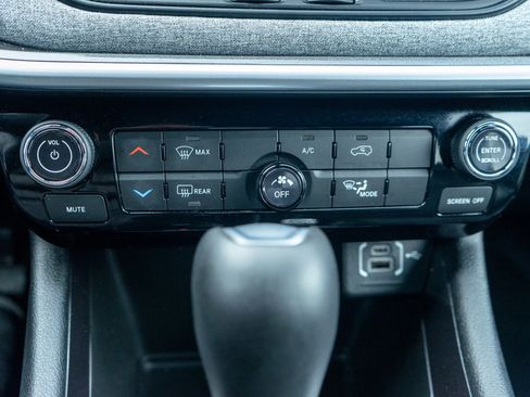 Used 2025 Jeep Compass Latitude image 19