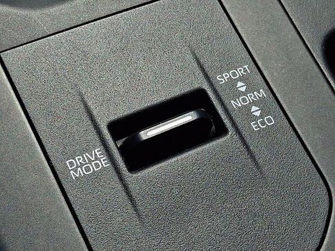 Certified 2025 Toyota Highlander LE FWD image 27
