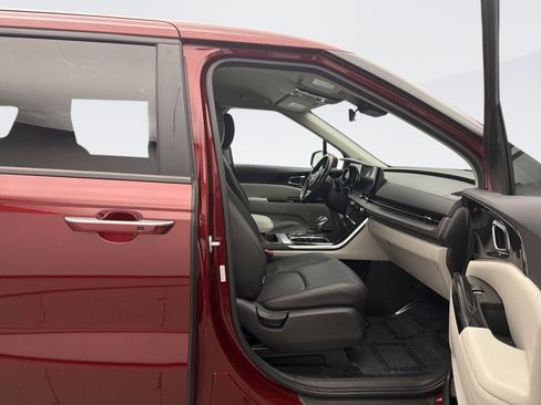 Used 2024 Kia Carnival EX image 18