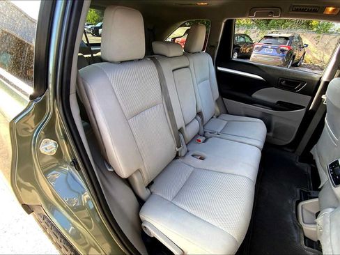 Used 2019 Toyota Highlander LE FWD image 18