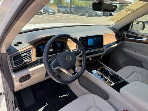 Used 2024 Volkswagen Atlas SE w/ Panoramic Sunroof Package FWD image 13