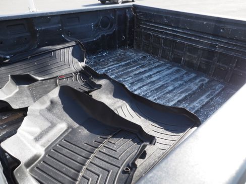 Used 2018 Nissan Titan SV w/ SV Convenience Package image 17