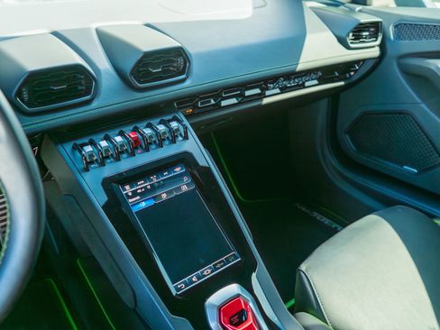 Used 2020 Lamborghini Huracan EVO image 13