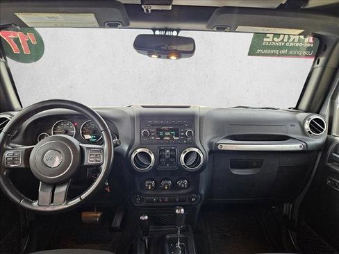 Used 2017 Jeep Wrangler Unlimited Rubicon w/ Connectivity Group AWD/4WD image 18