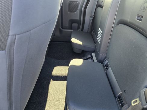 Used 2025 Nissan Frontier SV image 27