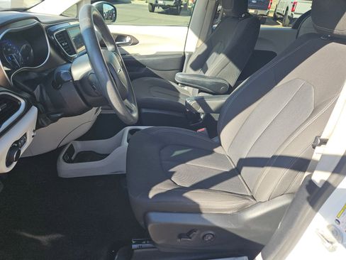 Used 2021 Chrysler Voyager LX image 15