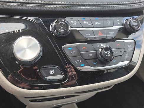 Used 2022 Chrysler Pacifica Touring-L w/ Uconnect Theater Family Group FWD image 19