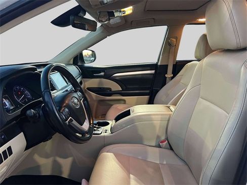 Used 2019 Toyota Highlander SE image 19