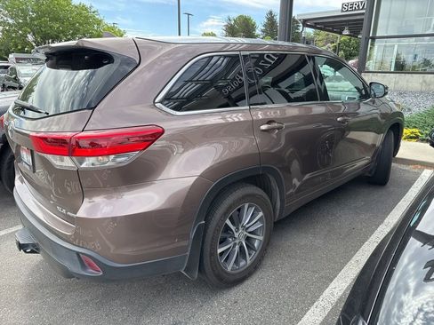 Used 2017 Toyota Highlander XLE AWD/4WD image 6
