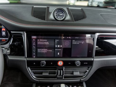 Certified 2025 Porsche Macan image 27