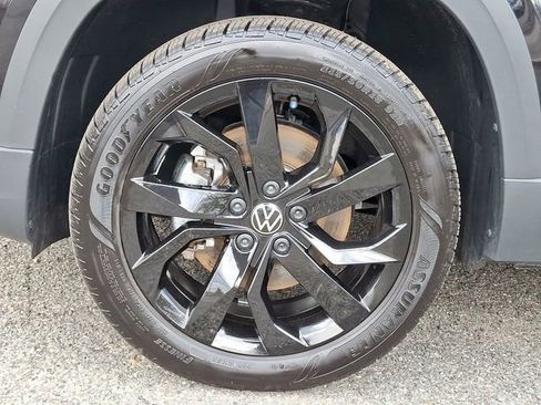 Certified 2024 Volkswagen Taos SE w/ Panoramic Sunroof Package image 28