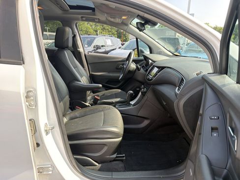 Used 2019 Chevrolet Trax LT w/ Sun & Sound Package FWD image 46