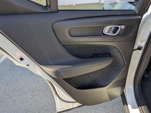 Used 2023 Volvo XC40 B4 Ultimate FWD image 29