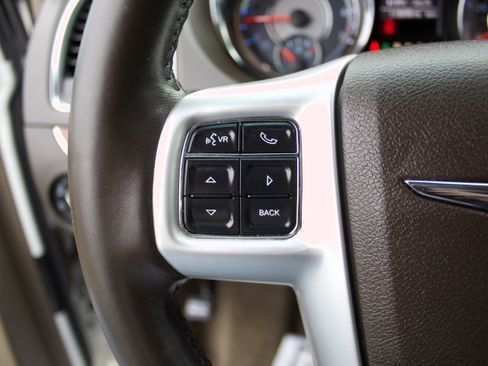 Used 2015 Chrysler Town & Country Touring image 17