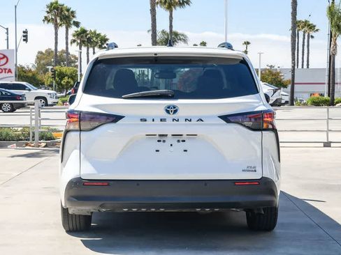 Used 2023 Toyota Sienna XLE FWD image 8