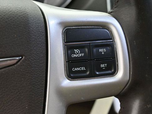 Used 2016 Chrysler Town & Country Touring FWD image 19