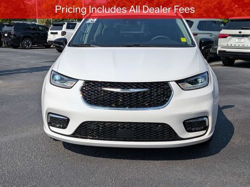 Used 2024 Chrysler Pacifica Limited w/ Uconnect Theater Family Group FWD image 9