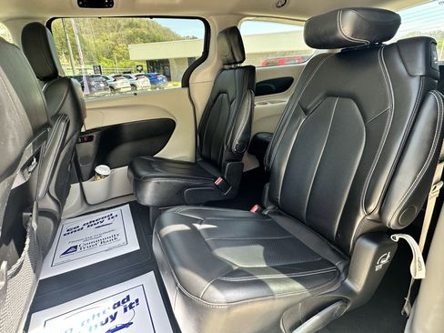 Used 2024 Chrysler Pacifica Touring-L FWD image 21