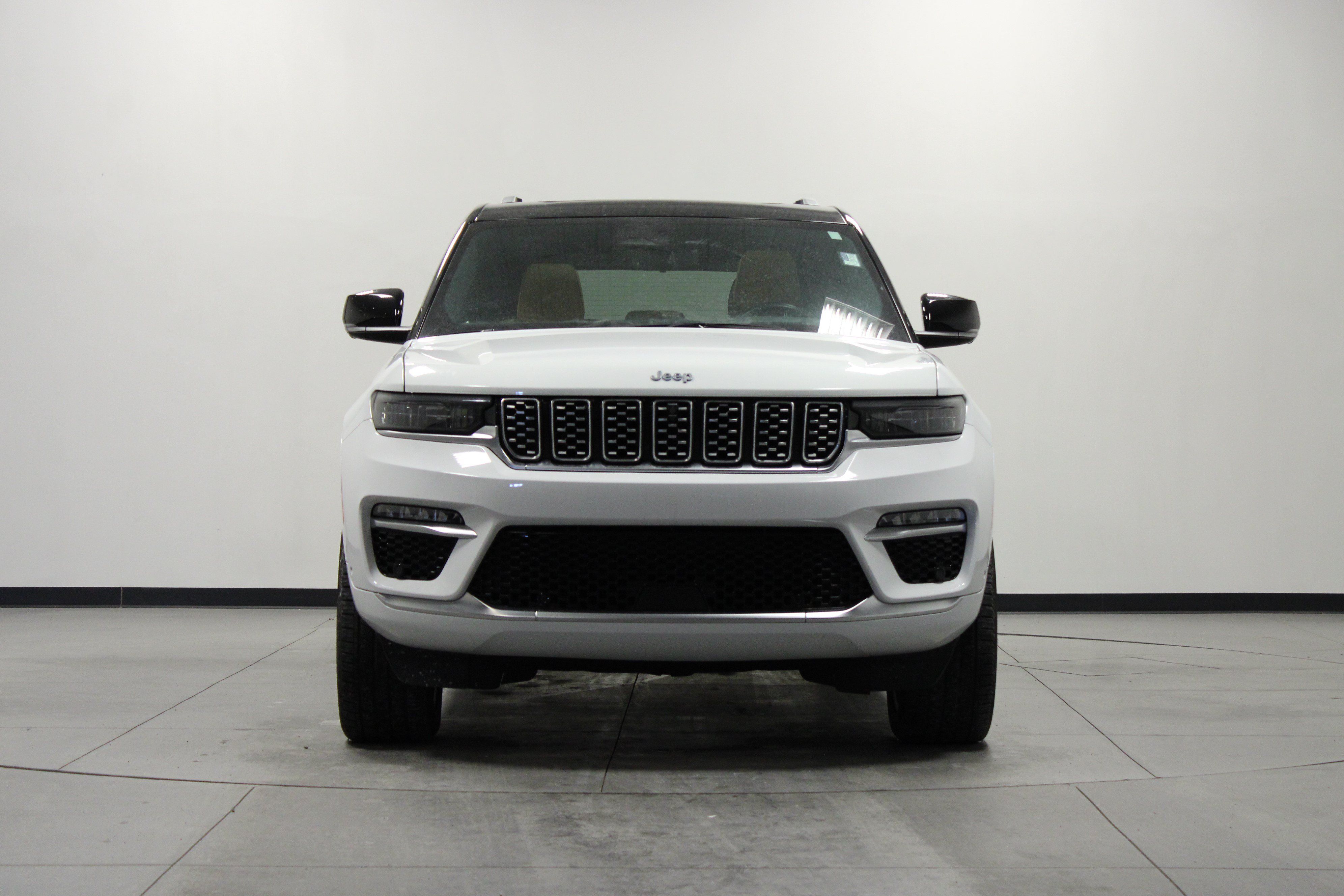 Used 2024 Jeep Grand Cherokee Summit AWD/4WD image 9