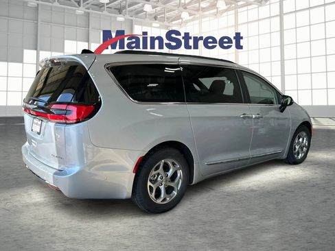 Used 2023 Chrysler Pacifica Limited FWD image 5