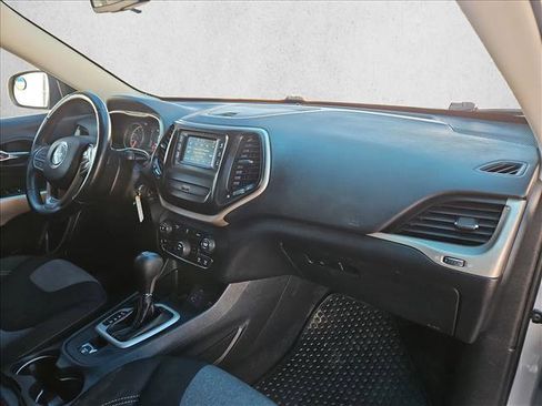 Used 2018 Jeep Cherokee Latitude w/ Cold Weather Group image 21