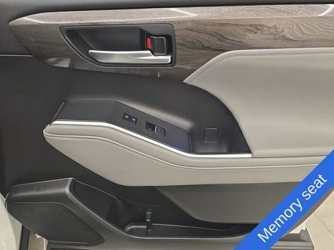 Used 2022 Toyota Highlander Platinum AWD/4WD image 11