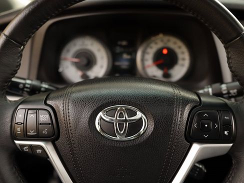Used 2017 Toyota Sienna SE image 10