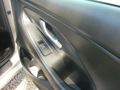 Used 2019 Hyundai Elantra GT FWD image 31