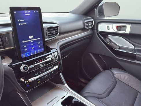 Certified 2022 Ford Explorer Platinum w/ Technology Package image 18